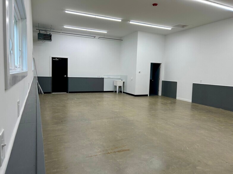 More Photos Of 15 Oneil St, Easthampton Warehouse For Lease