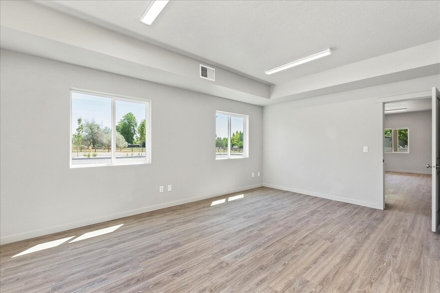 More Photos Of 225 N Happy Valley Rd, Nampa Warehouse For Lease