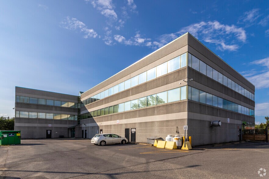 More Photos Of 2035 Av Victoria, St-Lambert Office For Lease