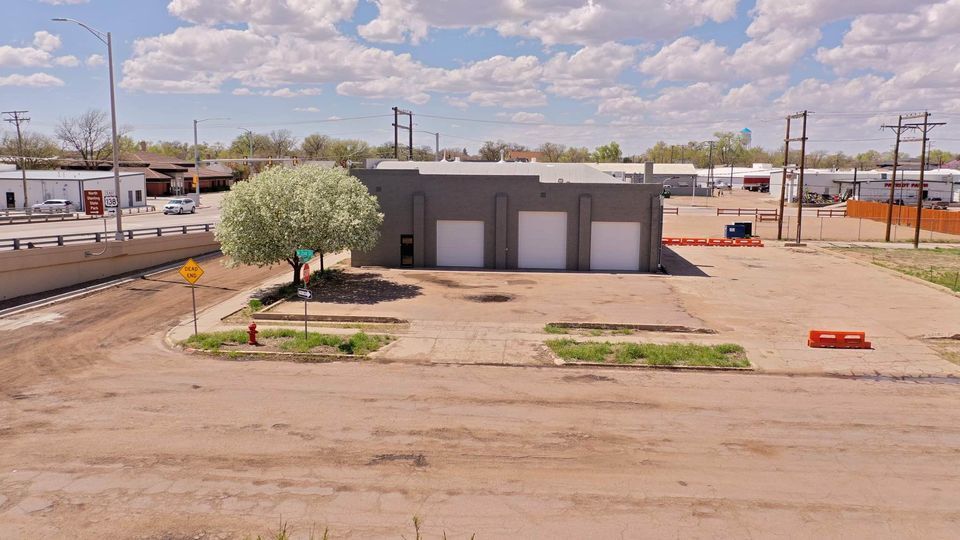 More Photos Of 210 Chestnut St, Sterling Showroom For Lease