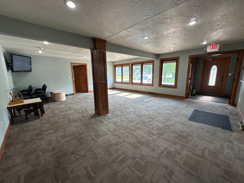 More Photos Of 820 W Summit St, Winterset Medical For Sale