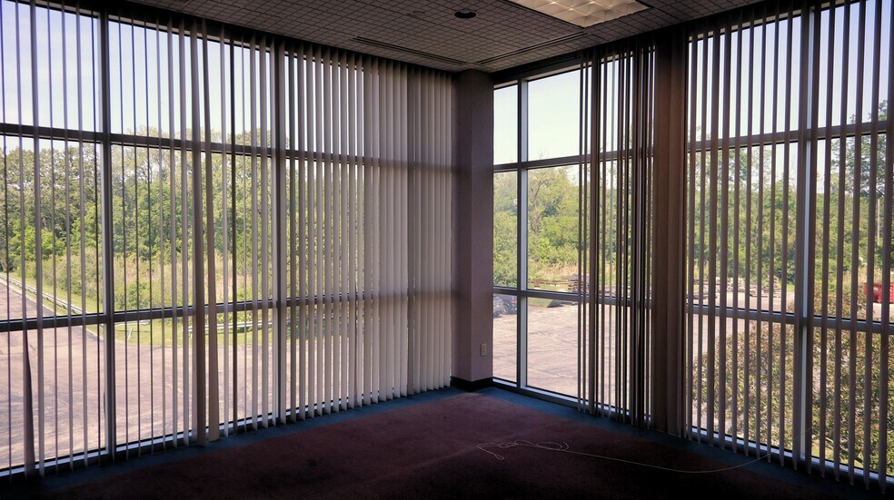 More Photos Of 7085 Mentor Ave, Willoughby Flex For Lease