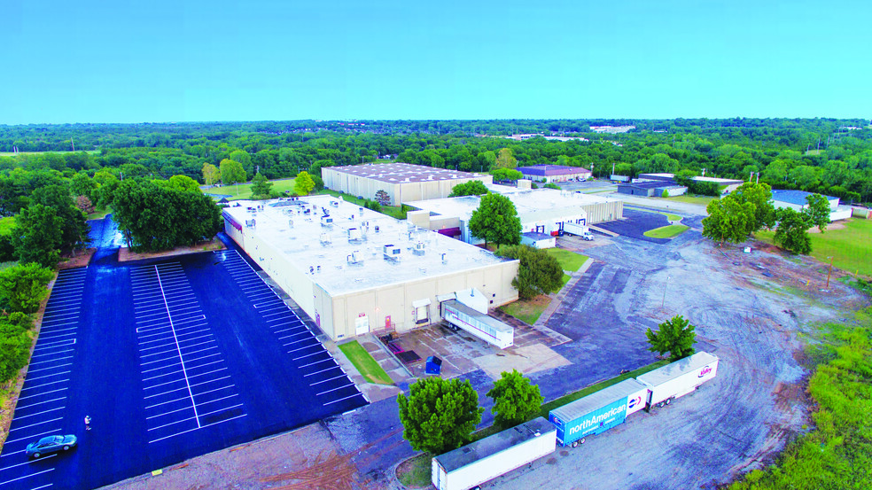 Primary Photo Of 601 N Hamilton Dr, Noble Warehouse For Lease