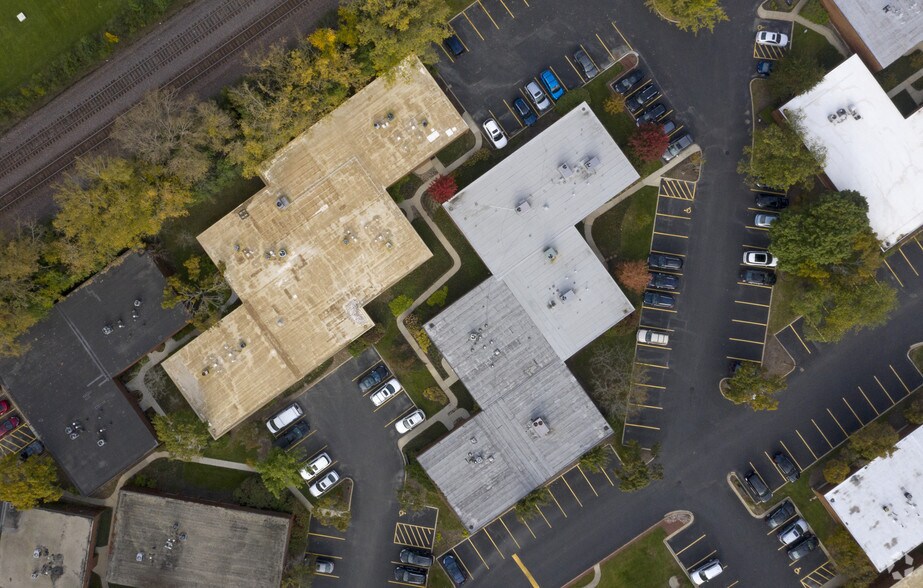 Primary Photo Of 666 Dundee Rd, Northbrook Office For Lease