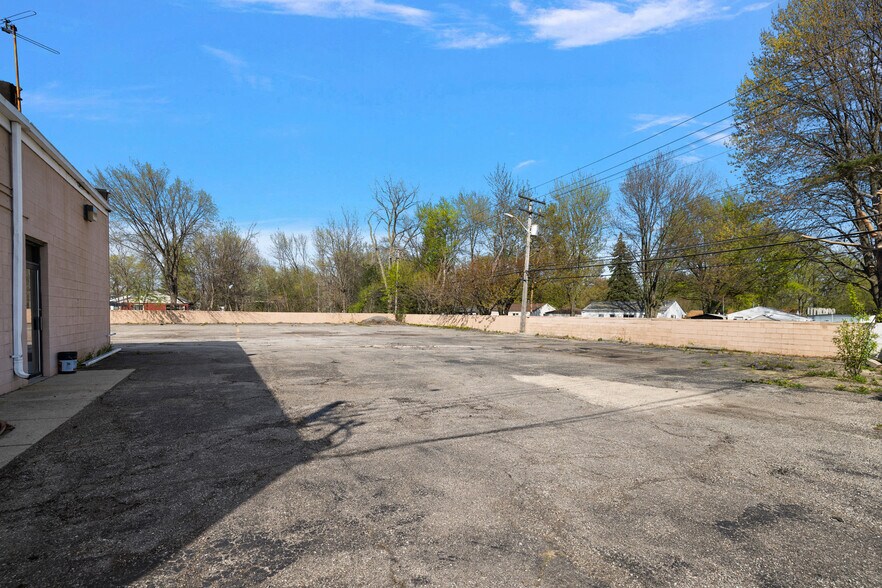 More Photos Of 37116 S Groesbeck Hwy, Clinton Township Restaurant For Sale