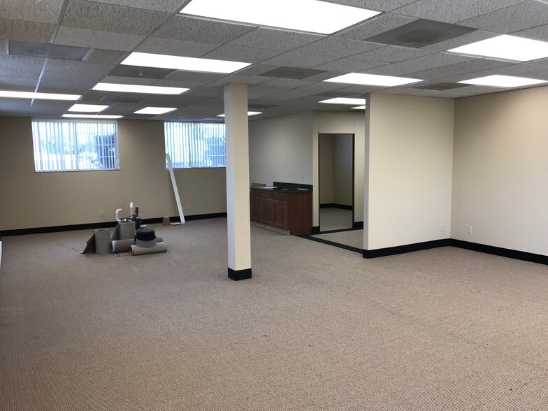 More Photos Of 2820 W Maple Rd, Troy Office For Lease
