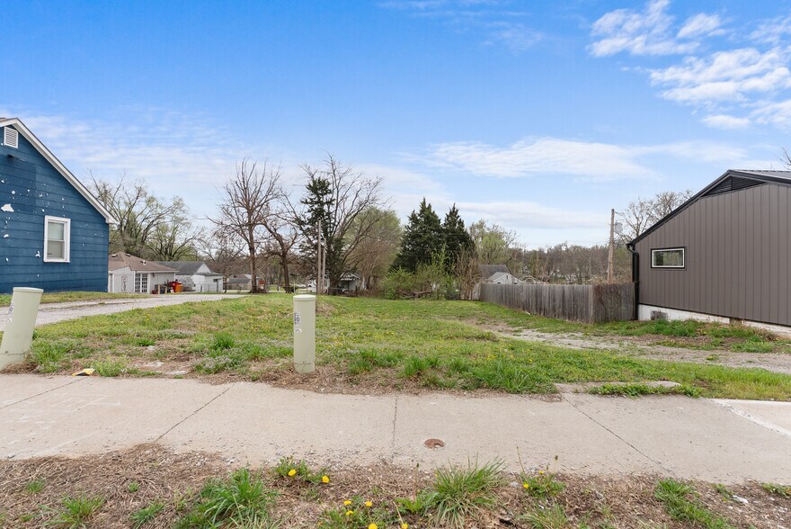 More Photos Of 705 E 23rd St S, Independence Office For Sale