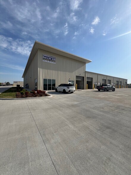 More Photos Of 1600 S Broadway Ave, Moore Self Storage For Lease