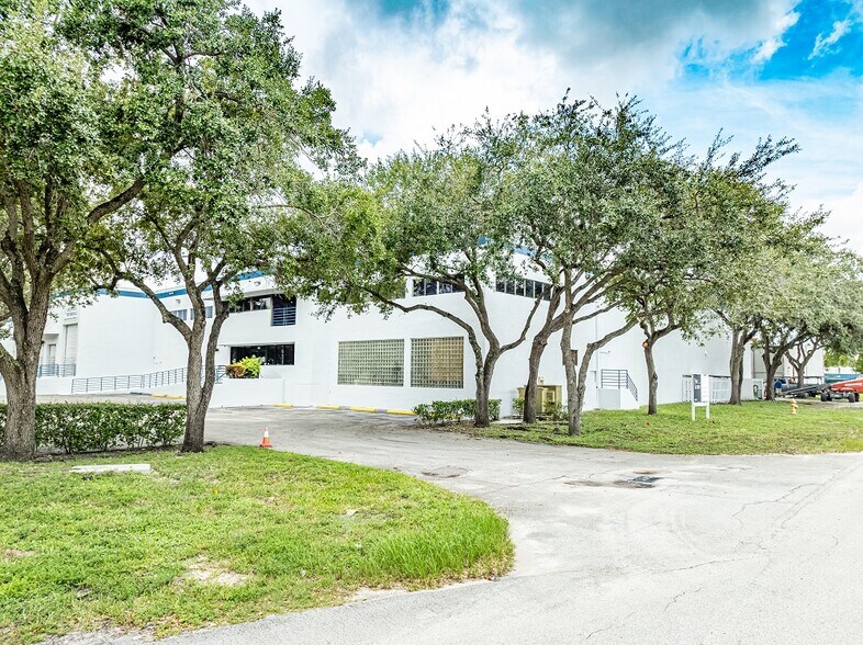 More Photos Of 4915 NW 159th St, Miami Lakes Warehouse For Lease