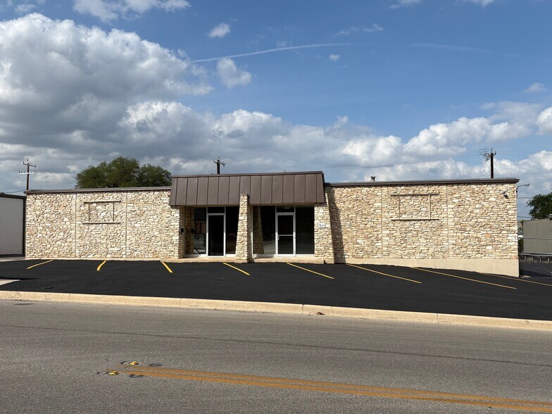 More Photos Of 511 W Rhapsody Dr, San Antonio Service For Lease