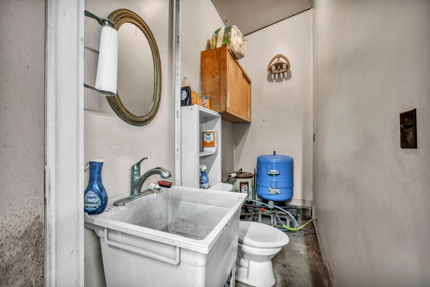 More Photos Of 4085 Herner County Line Rd, Southington Showroom For Sale