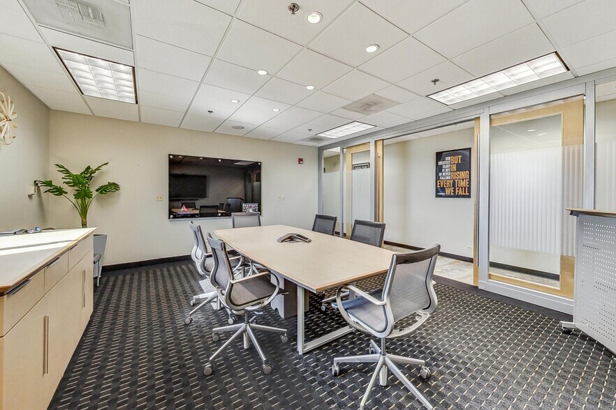 More Photos Of 10700 W Higgins Rd, Rosemont Loft Creative Space For Sale