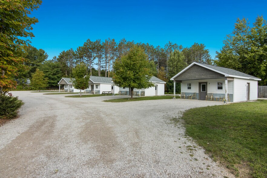 More Photos Of 4871 U.S. 31, Eastport Hotel For Sale