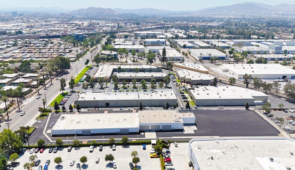 More Photos Of 1391 Spruce St, Riverside Distribution For Lease