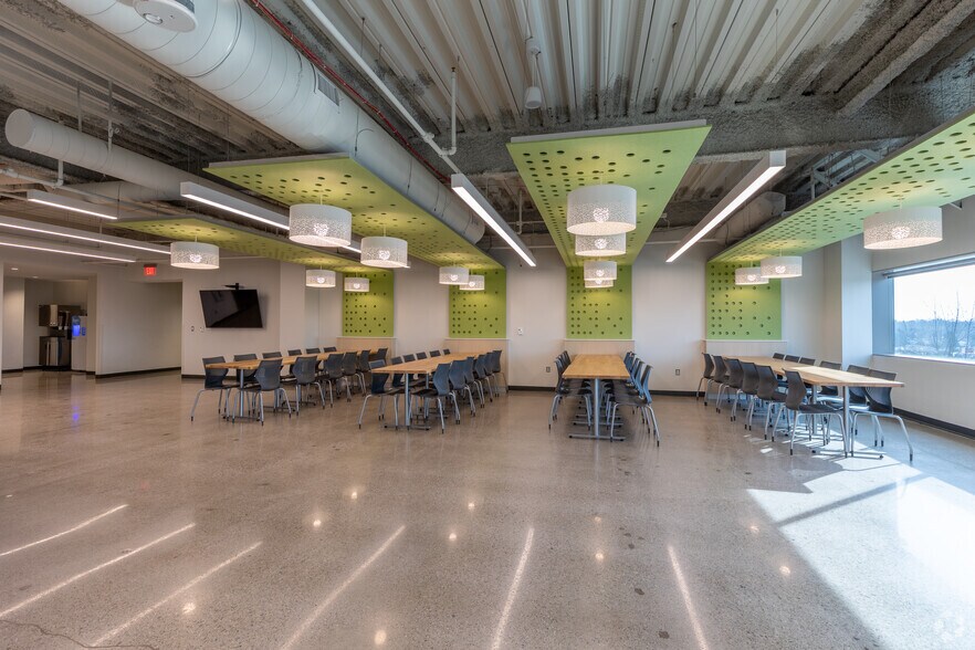 More Photos Of 25300-25330 Telegraph Rd, Southfield Office For Sale