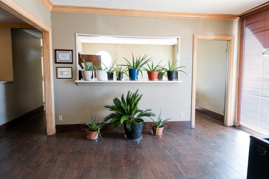 More Photos Of 1616 N Interstate 35 N, Lancaster Flex For Sale