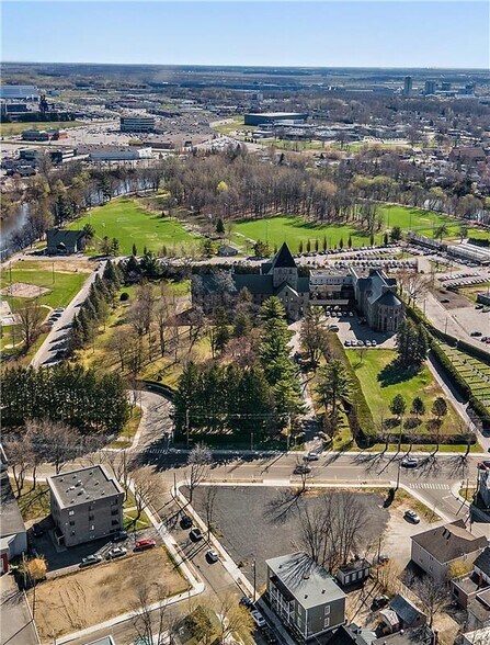 More Photos Of 120-132 Rue Saint-Charles-Borromée N, Joliette Specialty For Sale