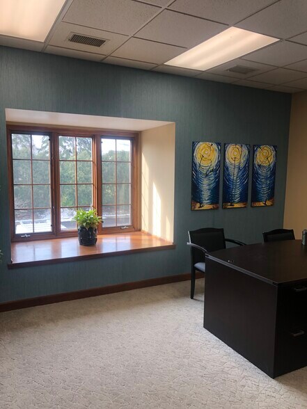 More Photos Of 14047 W Petronella Dr, Libertyville Office For Sale