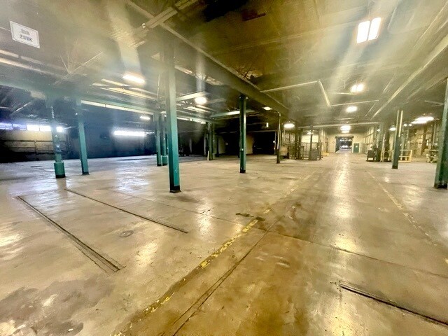 More Photos Of 2400 SW Washington St, Peoria Manufacturing For Sale