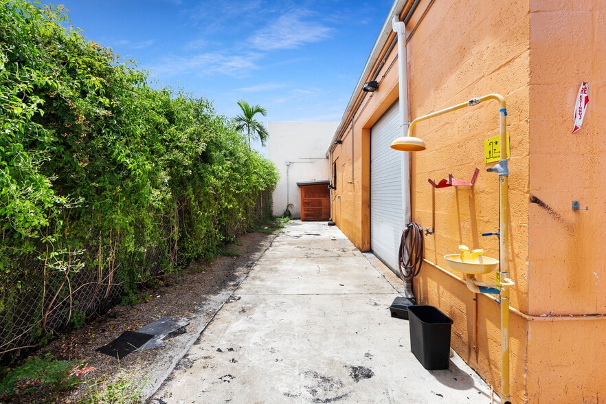 More Photos Of 1636 NE 12th Ter, Fort Lauderdale Manufacturing For Lease