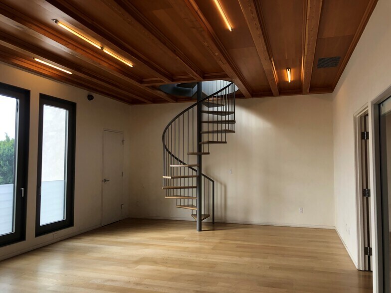 More Photos Of 8756 Holloway Dr, West Hollywood Loft Creative Space For Lease
