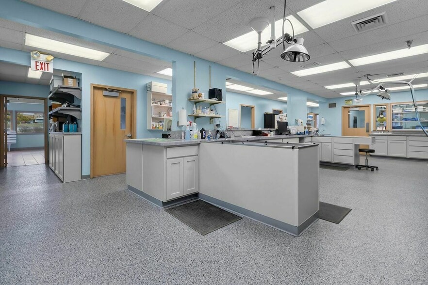 More Photos Of 150 Mensa Dr, Noblesville Office For Sale