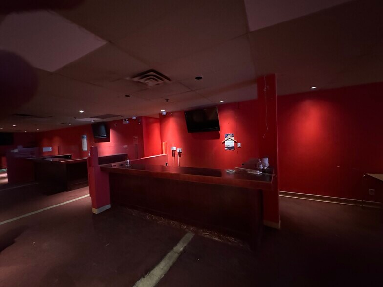 More Photos Of 1055 Boul Saint-Laurent, Montréal General Retail For Lease
