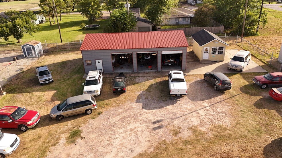 Primary Photo Of 209 S Gulf Blvd, Freeport Flex For Sale