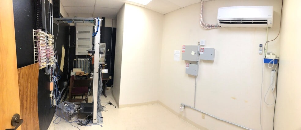 More Photos Of 7717 Edgewater Dr, Oakland Office For Sale