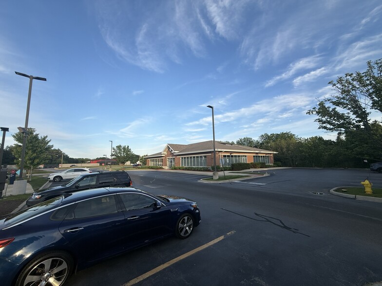 More Photos Of 900 S Milwaukee Ave, Vernon Hills Freestanding For Lease