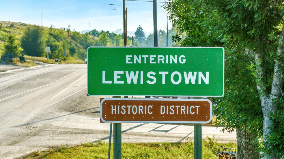 More Photos Of 920 NE Main St, Lewistown Office For Sale