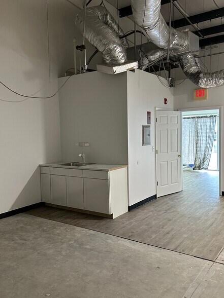 More Photos Of 1925 Barber Rd, Sarasota Warehouse For Lease