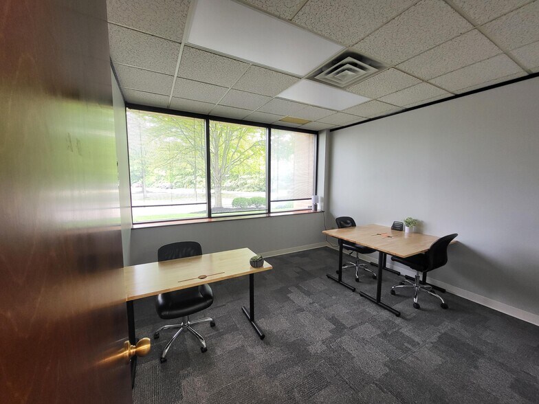 More Photos Of 8465 Keystone Crossing, Indianapolis Office Residential For Lease