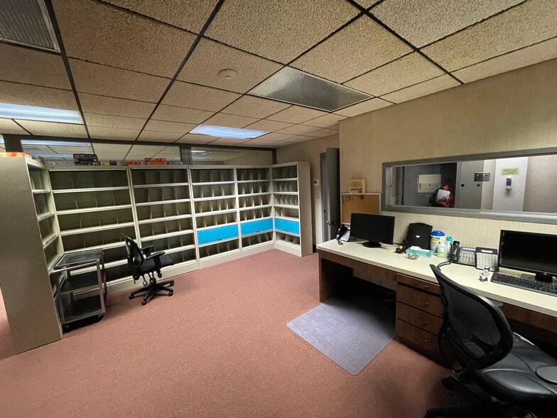 More Photos Of 3663 Bee Ridge Rd, Sarasota Medical For Lease