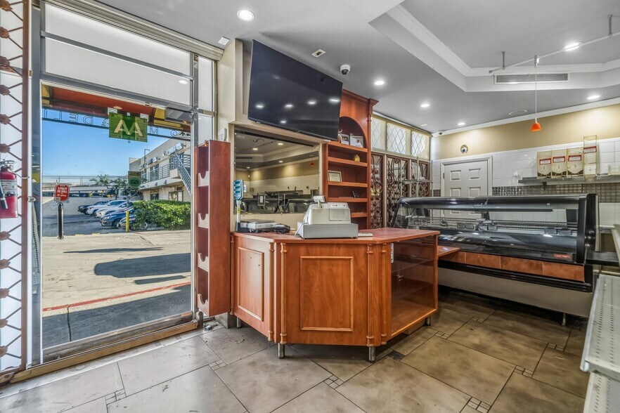 More Photos Of 5075 Hollywood Blvd, Los Angeles Restaurant For Lease