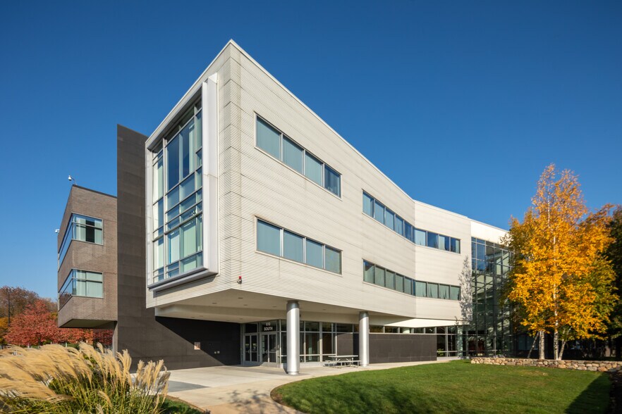 More Photos Of 610 Lincoln St, Waltham Office For Lease