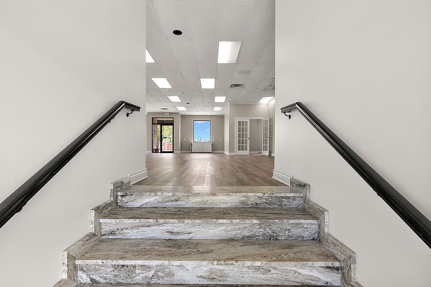 More Photos Of 150 E University Dr, Rochester Storefront Retail Office For Lease