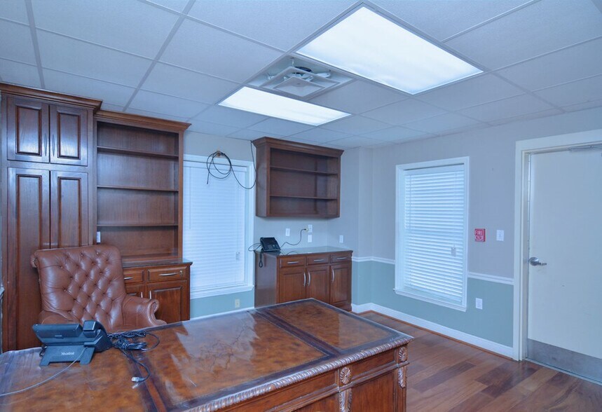 More Photos Of 803 N Jackson St, Albany Office For Lease