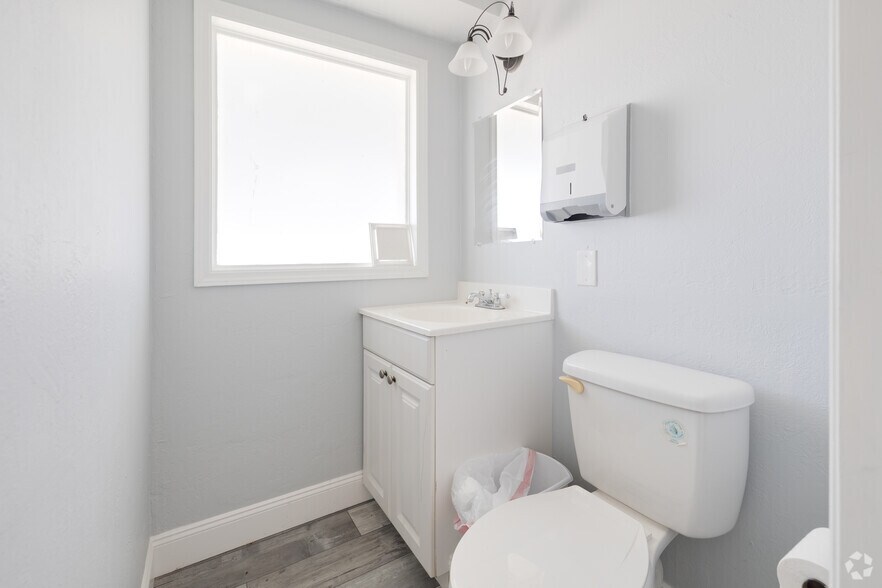 More Photos Of 236 Grove St S, Venice Freestanding For Sale