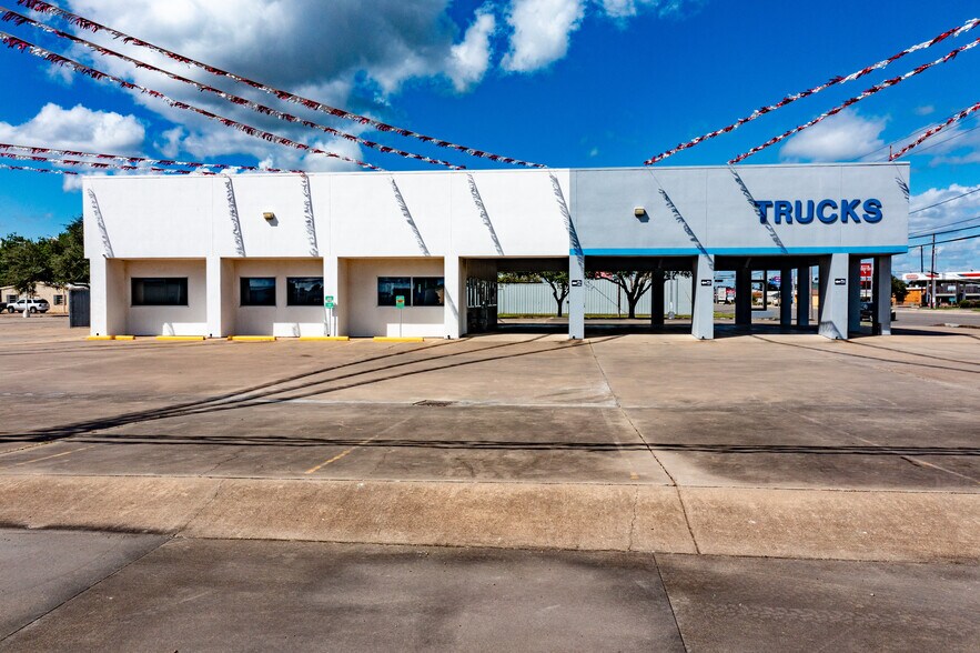 More Photos Of 3407 Navarro St, Victoria Flex For Sale