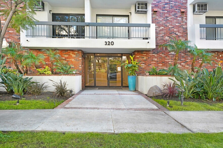 More Photos Of 320 S Arnaz Dr, Los Angeles Apartments For Sale