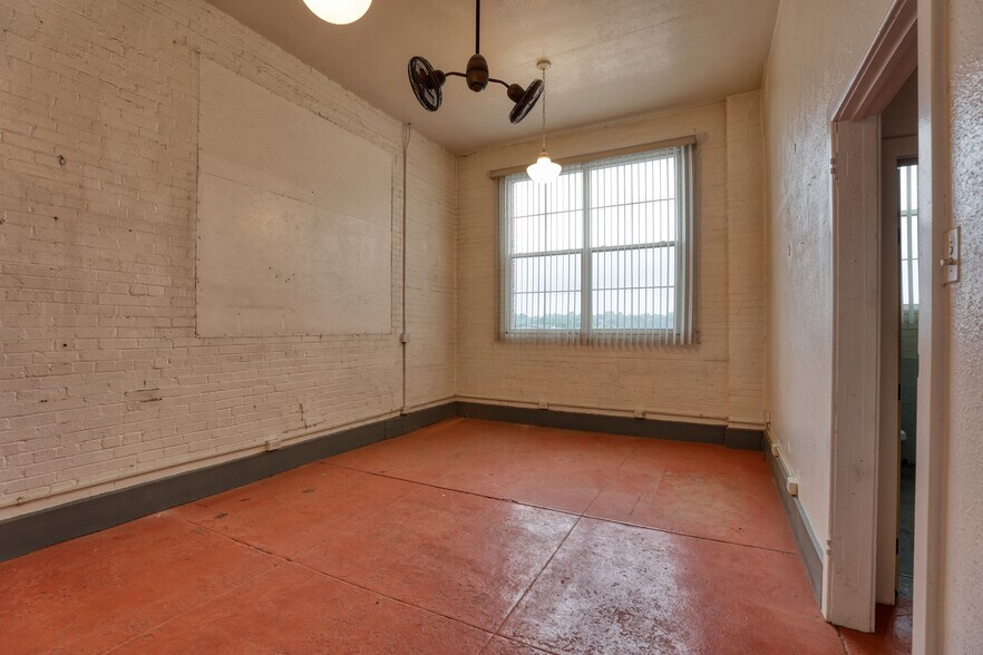 More Photos Of 1457 Coffeen, Sheridan Warehouse For Sale