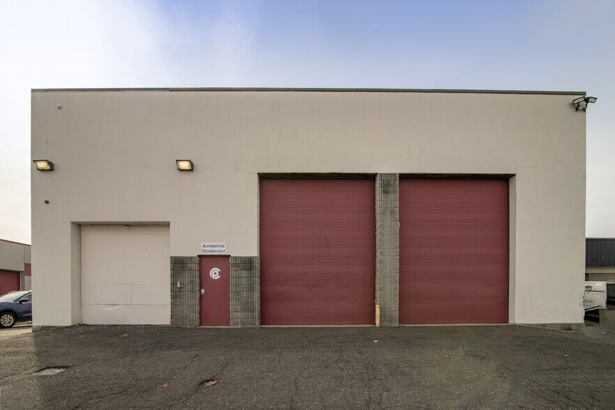 More Photos Of 590 Lordship Blvd, Stratford Warehouse For Sale