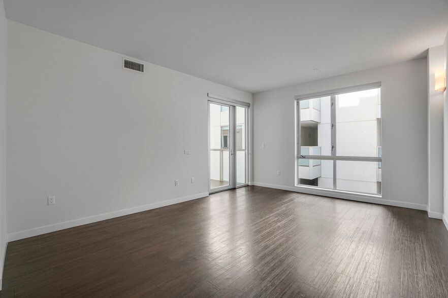 More Photos Of 525 Santa Monica Blvd, Santa Monica Apartments For Sale