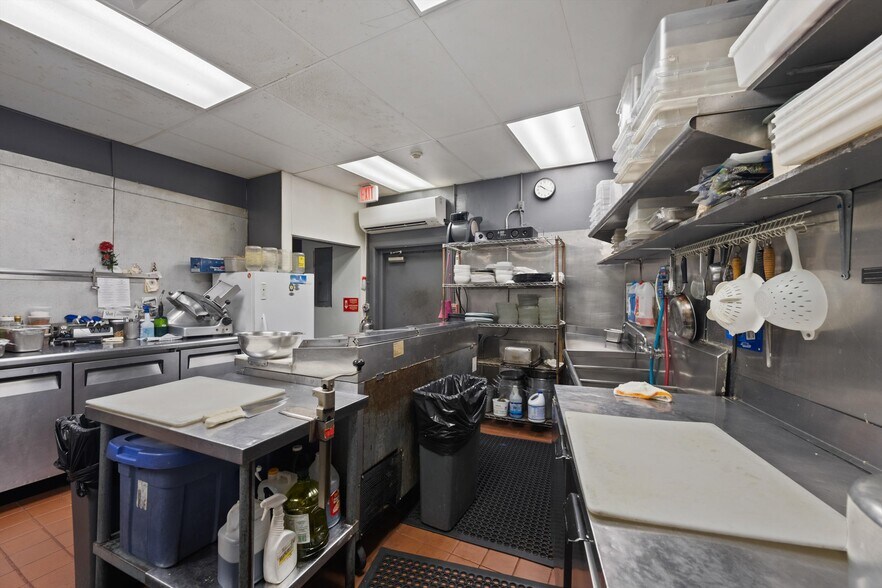 More Photos Of 514 NW Dixie Hwy, Stuart General Retail For Sale