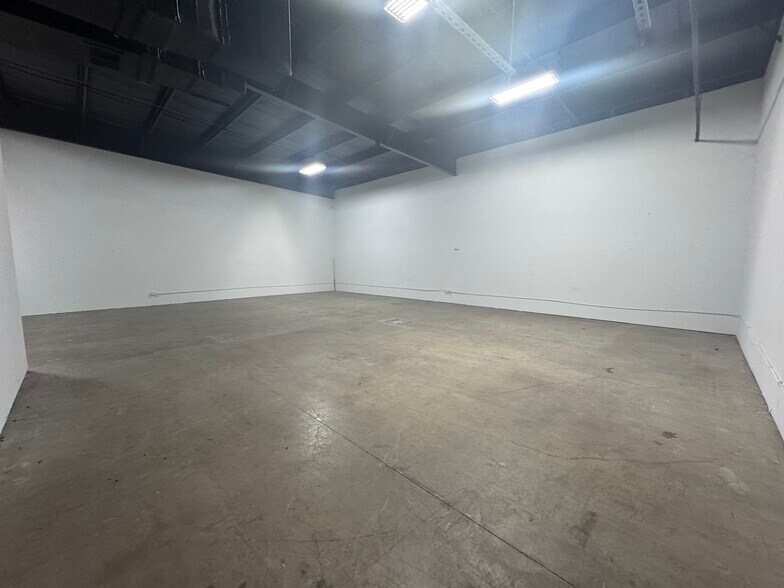 More Photos Of 3511 N Loop 336 E, Conroe Warehouse For Lease