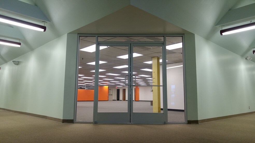 More Photos Of 2400 Industrial Ln, Broomfield Showroom For Lease