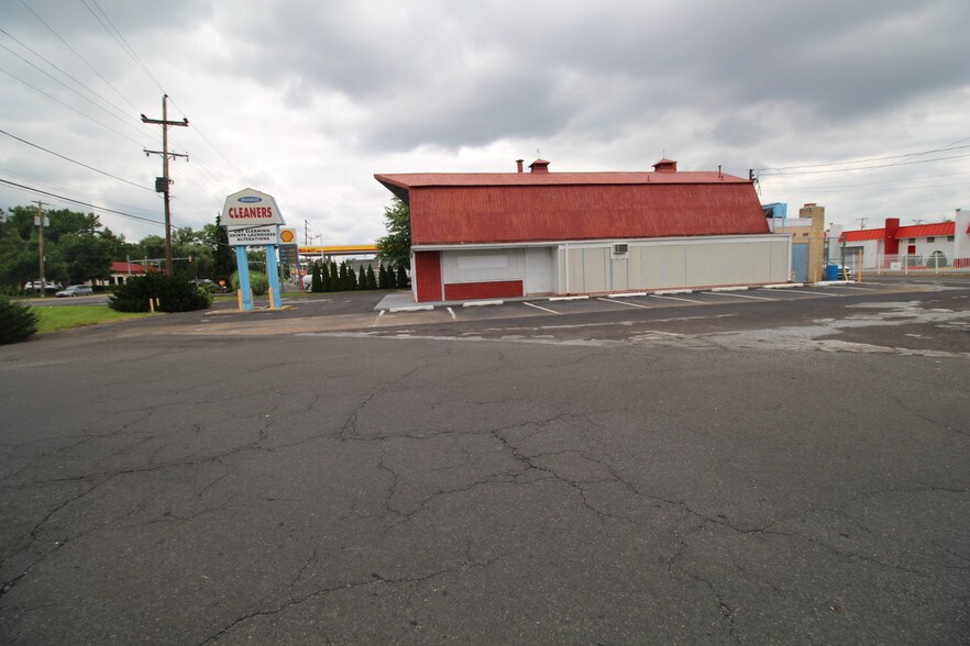 More Photos Of 905 W Trenton Ave, Morrisville Freestanding For Lease