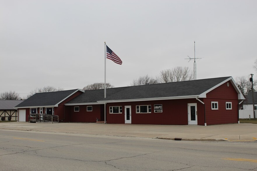 Primary Photo Of 1009 Jefferson St, Algoma General Retail For Sale