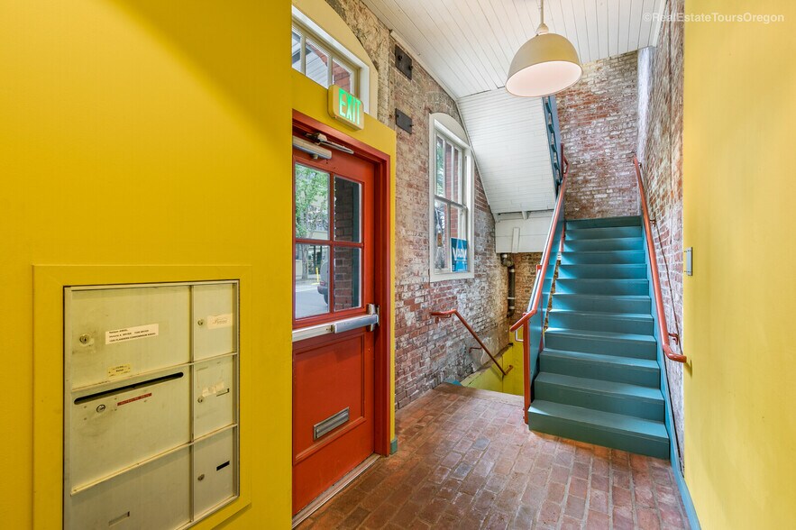 More Photos Of 1325 NW Flanders St, Portland Office For Sale